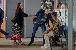 Na Wspólnej odc. 3937. Patrycja (Anita Jancia-Prokopowicz), jej syn Oskar (Mateusz Baranowski), Weronika (Renata Dancewicz), Robert Tadeusiak (Dariusz Wnuk)