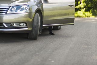 Dlaczego warto parkować auto na skręconych kołach? Sprytny trik, o którym nie wszyscy słyszeli