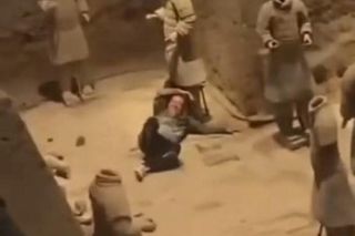 Turysta dał susa i zniszczył słynny zabytek! Szokujące nagranie