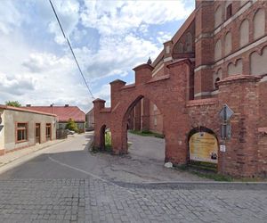 To miasto nazywane jest Małą Wenecją Północy. Można doliczyć się tu kilkunastu mostów