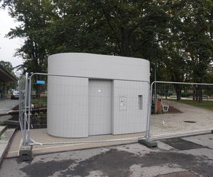 Nowa toaleta publiczna za 484 tys. złotych w Warszawie. Dlaczego kosztuje aż tyle?