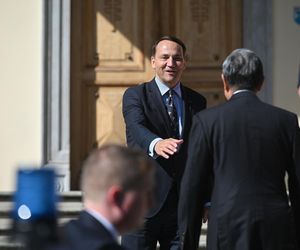 Chiński szef MSZ Wang Yi w Polsce. Spotyka się z Sikorskim i Nawrockim