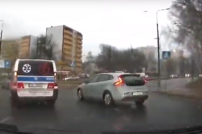 Przedziwna kolizja w Sosnowcu na rondzie. Co autor miał tutaj na myśli? [WIDEO]