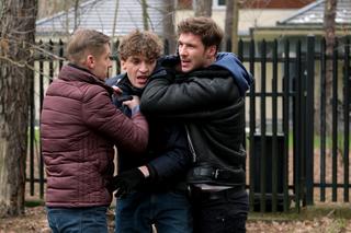 M jak miłość odc. 1726. gwałciciel Filip (Kacper Zalewski), Marcin (Mikołaj Roznerski), Paweł (Rafał Mroczek)