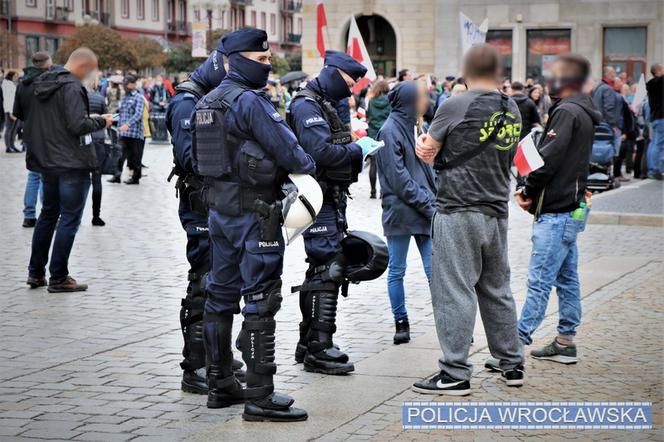 Manifestacje antycovidowców we Wrocławiu i Lubinie