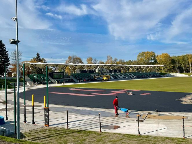 Remont starachowickiego stadionu trwa. Na plac budowy dotarły słupy oświetleniowe