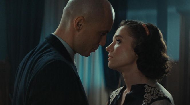 Zatoka szpiegów 2, odcinek 12. Hermann Wulf (Mateusz Nędza), Eva Stromberg (Sonia Mietielica)