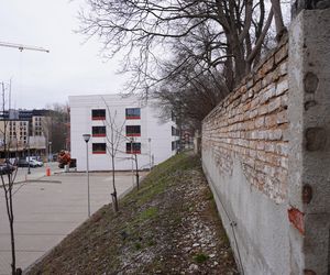 Blok z widokiem na betonowy mur. To prestiżowa inwestycja w Białymstoku