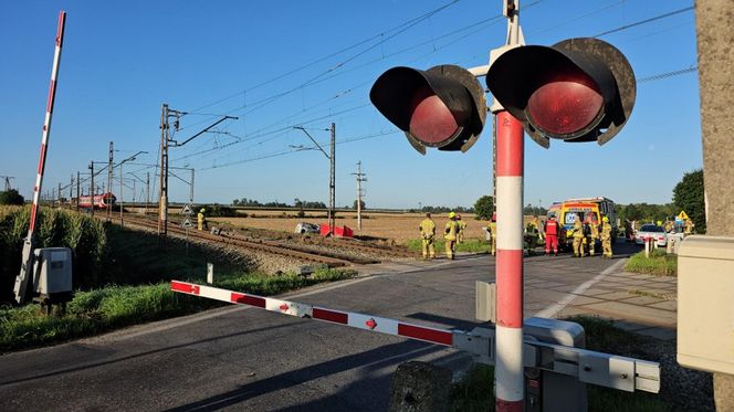 Tragedia na przejeździe kolejowym pod Gnieznem. Nie żyje kierowca osobówki!