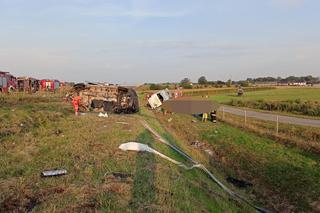 Wypadek na A4 pod Krapkowicami. Osiem osób rannych po zderzeniu autobusa i busa [ZDJĘCIA]