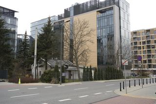 Nie dał się miejskim molochom. Mieszka w domku pośród wieżowców w samym centrum Warszawy