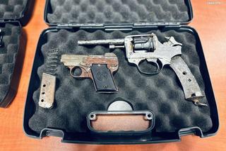 Broń znaleziona przez policjantów.