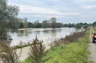 Powódź w Polsce 2024. W czasie napełniania worków z piaskiem w Urazie znaleziono pocisk moździerzowy. W akcji saperzy [ZDJĘCIA]