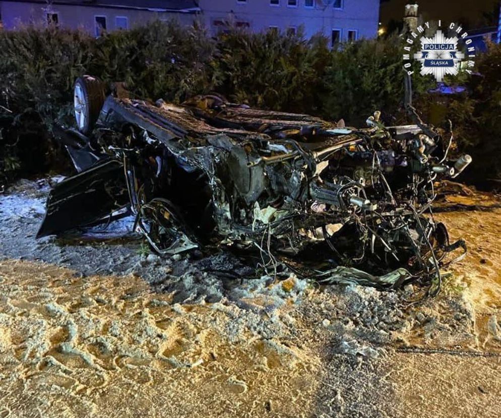 Wypadek w Wodzisławiu. Ofiary to nastolatkowie. Z auta niewiele zostało