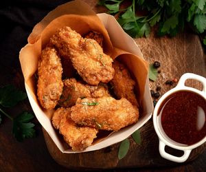 Chrupiące skrzydełka. Ten składnik sprawi, że będą obłędnie pyszne