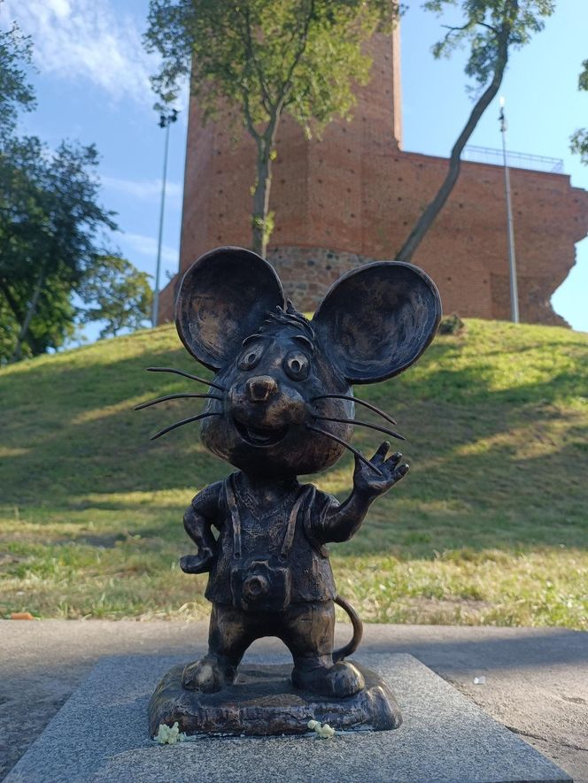 Teraz nie tylko Bydgoszcz ma swoje myszki. Pierwsza figurka uśmiechniętego gryzonia stanęła w Kruszwicy, pod Mysią Wieżą
