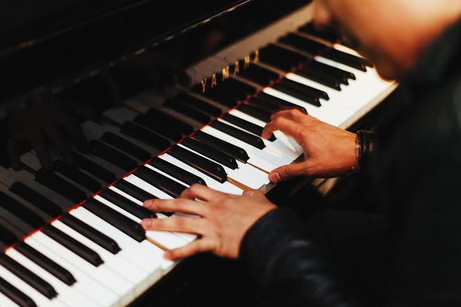 Pianista skazany za grę na fortepianie, zdjęcie ilustracyjne