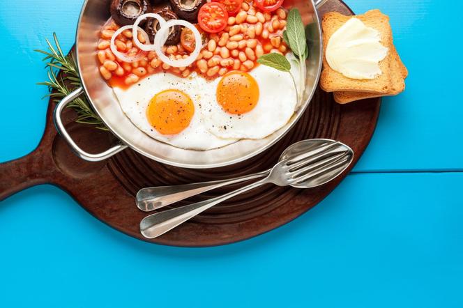 Typowe angielskie śniadanie - z czego składa się poranny posiłek Anglików?