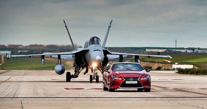 Lexus LC 500 ściga się z myśliwcem F-18