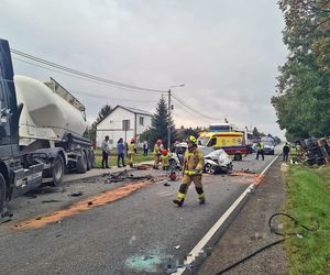 Wypadek trzech pojazdów na DK79 w Ożarowie. Kierowców dwóch ciężarówek i BMW zabrały karetki