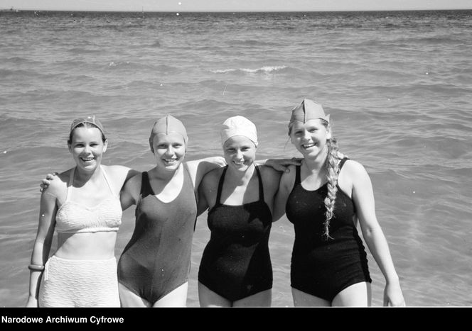 QUIZ PRL. Seksbomby znad Bałtyku. W czym opalały się nasze matki i babki? 15 pytań o plażowanie w stylu PRL