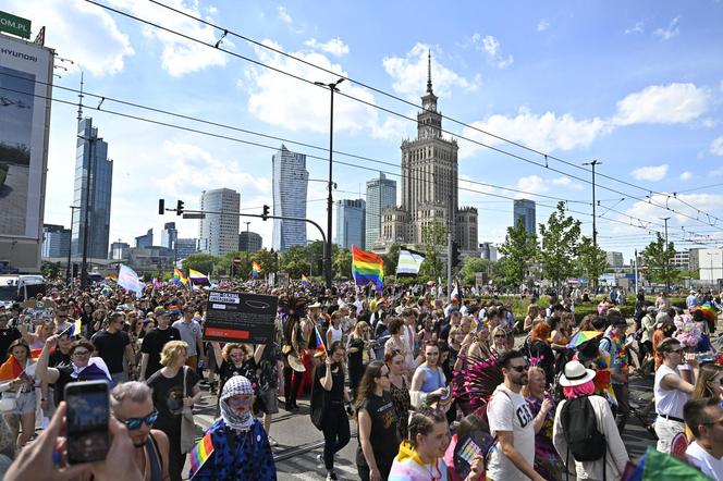 Parada Równości przeszła ulicami Warszawy. Tłumy uczestników