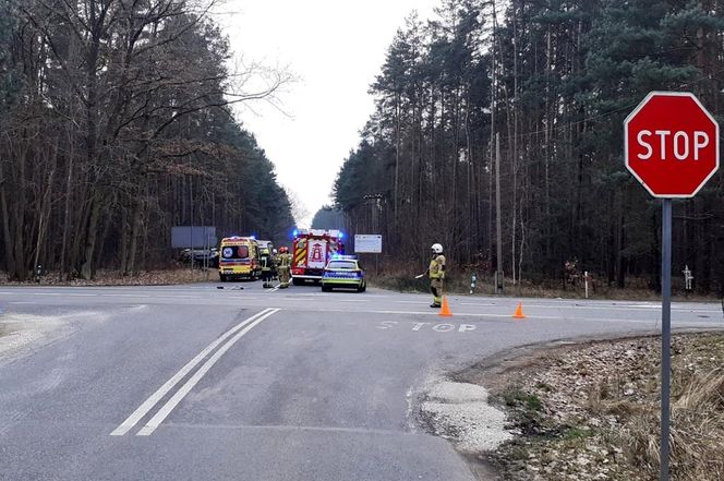 Demolka na skrzyżowaniu pod Świeciem! 45-latka zlekceważyła znak STOP i wjechał prosto w auto