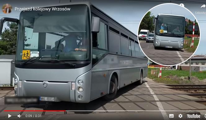 Dziecięcym autobusem wjechał za szlabany. Wójt gminy domaga się surowej kary