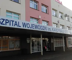 Łomża. Roczna dziewczynka połknęła metalowy przedmiot. Rodzice wiedzieli, co robić