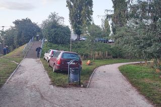 Wrocław. W obawie przed wielką wodą mieszkańcy przestawiają samochody na Górkę Słowiańską 