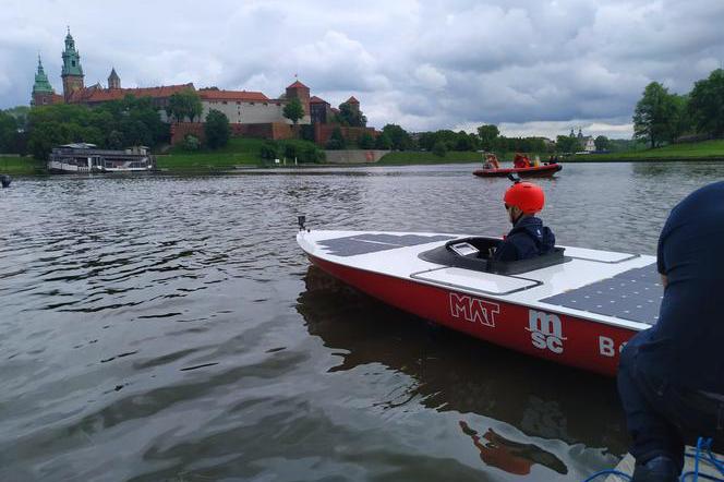Dwie łodzie solarne AGH wypłynęły na Wisłę. Uroczyste wodowanie odbyło się pod Wawelem