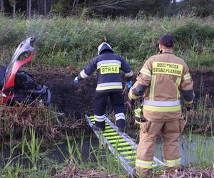 Mini Cooper w ogniu! Kierowca osobówki utknął w błocie i spalił auto