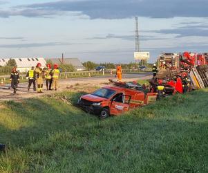 Poważny wypadek pod Kołbielą. Cysterna zderzyła się z samochodem osobowym. Doszło do gigantycznego wycieku paliwa