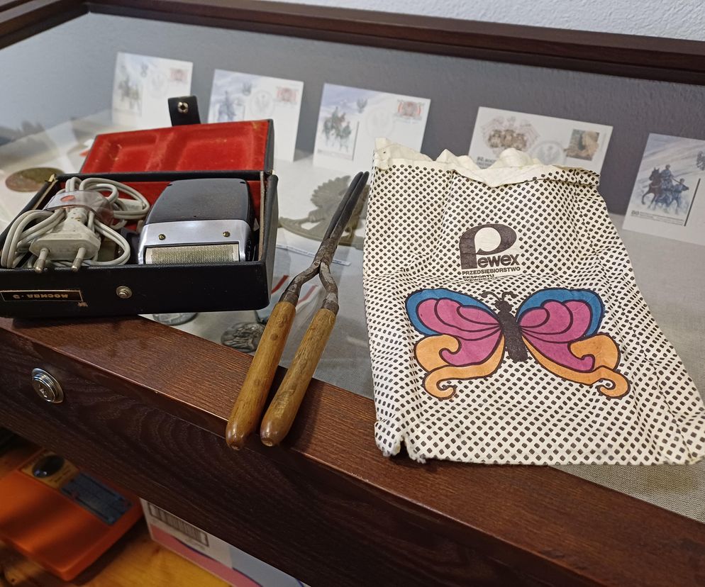 Ekspozycja muzealna w Ostrzeszowie z maszynką do golenia, lokówką i torbą z logo Pewexu, symbolami luksusu PRL, prezentująca dyskretny urok minionych czasów. Artykuły o tej tematyce znajdziesz na Architektura Murator Plus.