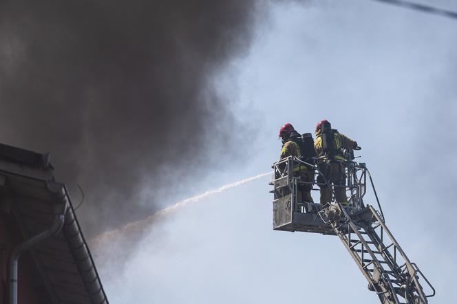 Pożar dachu hali sportowej w podpoznańskim Czerwonaku