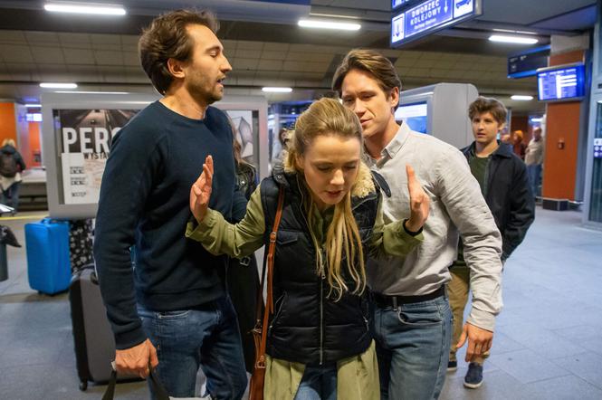 Zakochani po uszy odcinek 141. Tomek (Dariusz Wieteska), Asia (Katarzyna Grabowska), Piotr (Michał Meyer)