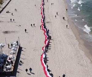 Najdłuższa flaga narodowa w Polsce mierzy ponad 2 km 700 metrów. To nowy rekord Polski!