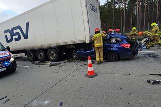 Śmiertelny wypadek na A2 pod Słubicami. 57-latek z forda wjechał pod tira [ZDJĘCIA].
