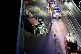 Wypadke na S7. Wjechał na remontowaną drogę. Wielka ciężarówka runęła na bok