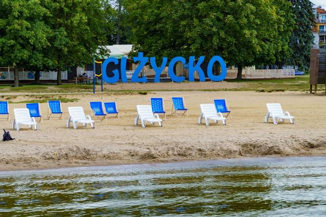 Darmowe leżaki i hamaki na plaży miejskiej w Giżycku. Zobacz zdjęcia