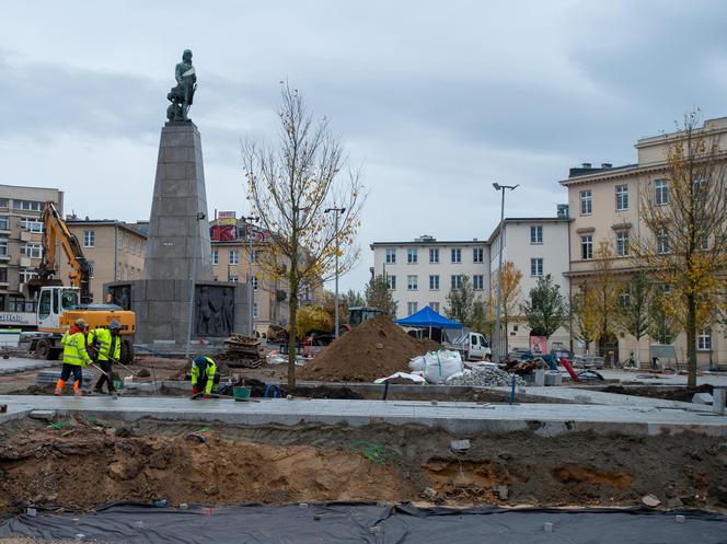 Plac Wolności coraz bardziej zielony