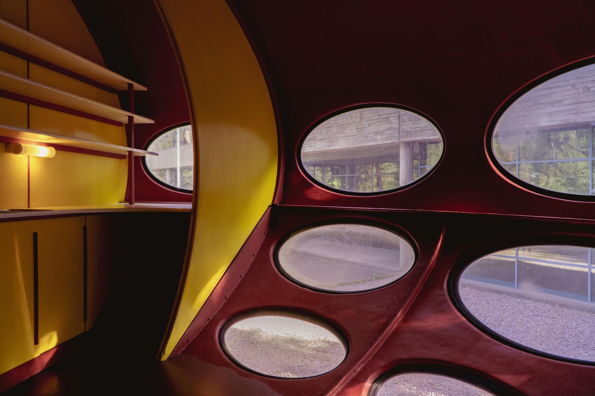 Futuro House - zdjęcia fińskiego domku letniskowego w kształcie UFO w WeeGee Exhibition Centre