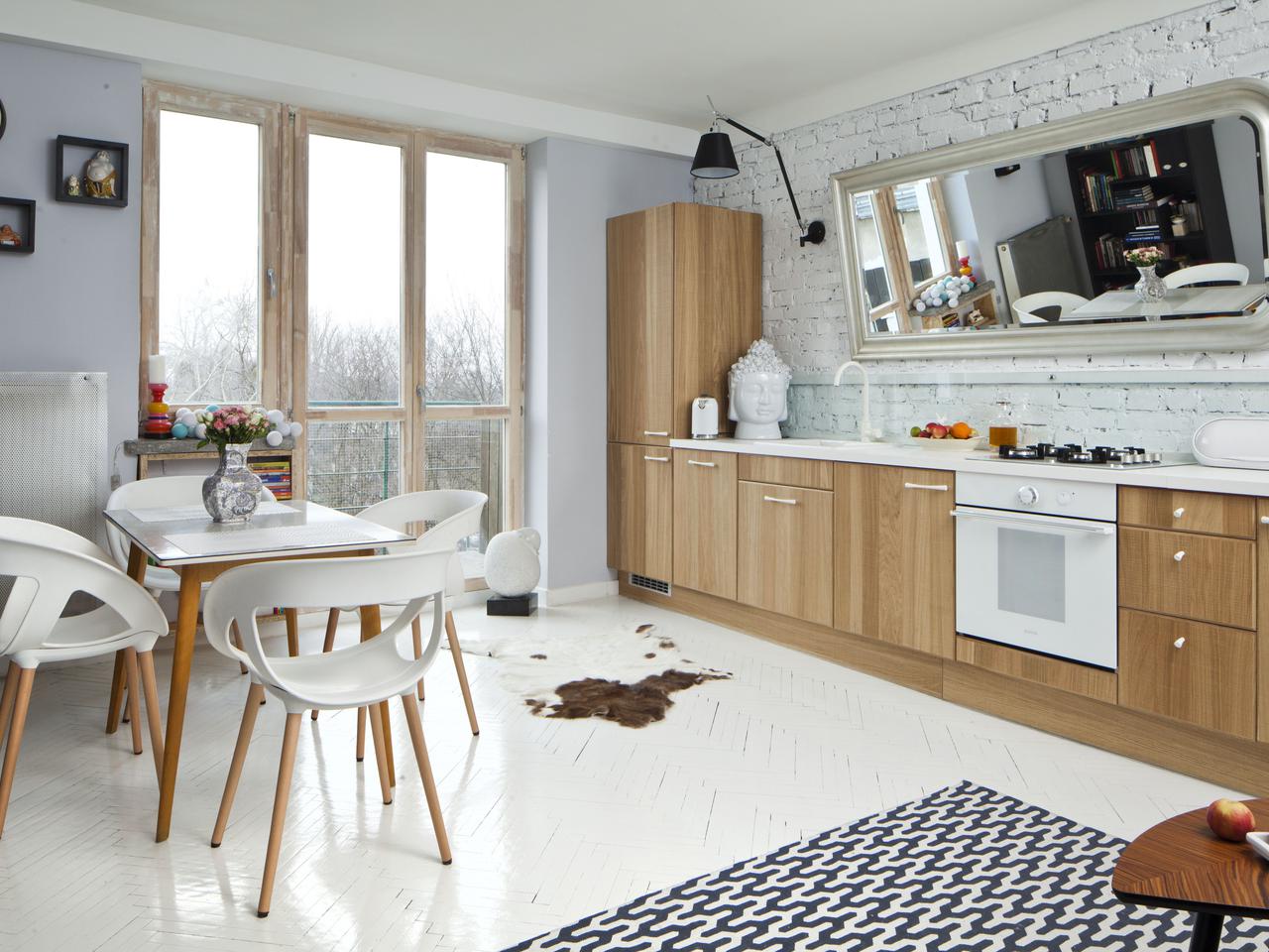 Salon w kuchni czy kuchnia w salonie? Szorstka elegancja na 40 m²