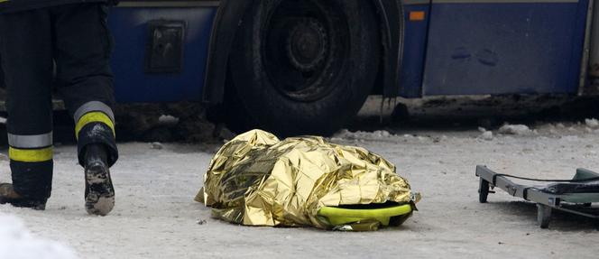 Sączów: Sanki wjechały pod autobus. 10-latek nie żyje, 8-latka w stanie ciężkim