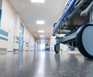 Pacjenci czekają na leczenie, szpital czeka na pieniądze. Uniwersyteckie Centrum Kliniczne WUM ogranicza świadczenia