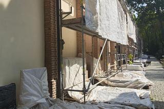 Remont Alei Zasłużonych na Starych Powązkach. Groby słynnych Polaków zakryte foliami 