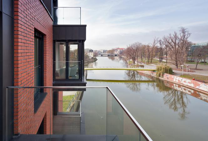 Nowoczesny apartamentowiec z widokiem na rzekę