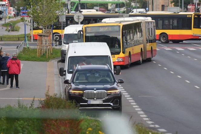 Rozenek, która blokuje przystanek w aucie za 500 tys.