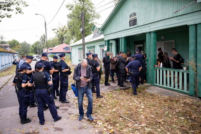 Chaos na Osiedlu Przyjaźń. Policja zatrzymała mieszkańca domku. „Wyciągnęli go siłą”