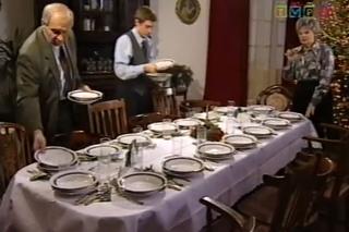 Władysław Lubicz (Zygmunt Kęstowicz) rozkłada z bliskimi nakrycia